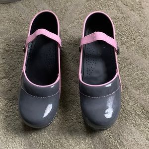 Sanita gray patent leather clogs, rarely worn in excellent condition